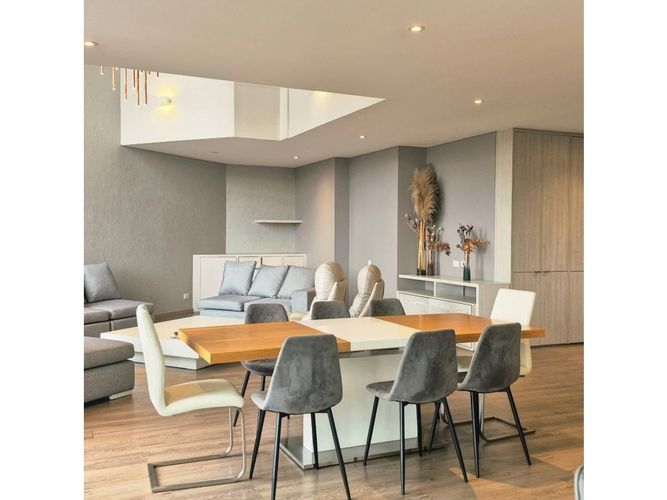 Apartamento de 3 alcobas en venta en Los Rosales, Bogotá, 246 m² · foto 2 de 18