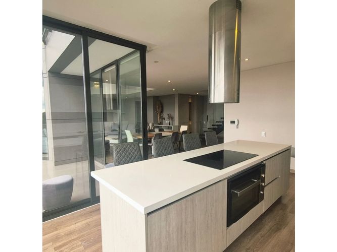 Apartamento de 3 alcobas en venta en Los Rosales, Bogotá, 246 m² · foto 9 de 18