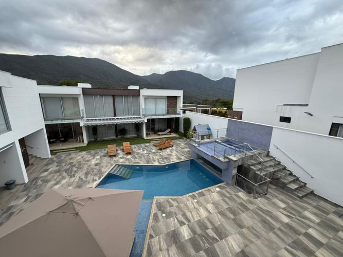 Casa de 12 alcobas en venta en California, Los Patios, 1250 m² · foto 3 de 24