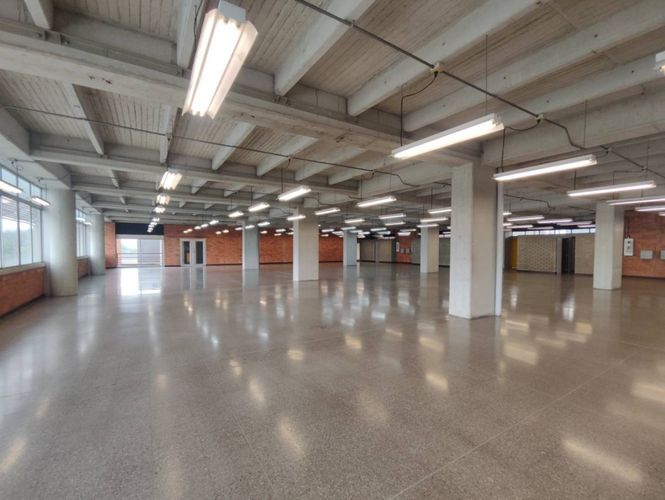 Oficina en arriendo en El Poblado, Medellín, 925 m² · foto 8 de 23