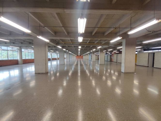 Oficina en arriendo en El Poblado, Medellín, 925 m² · foto 18 de 23