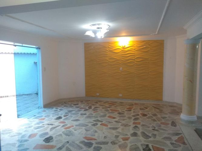 Casa de 8 alcobas en venta en Villa Antigua, Villa del Rosario, 369 m² · foto 2 de 24