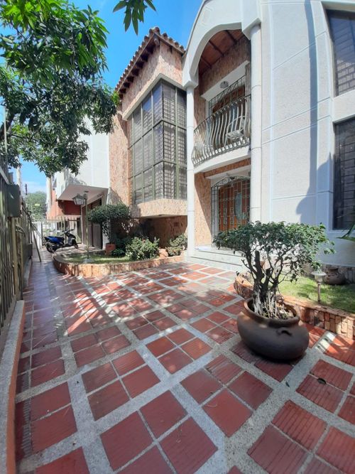 Casa de 6 alcobas en venta en La Riviera, Cúcuta, 300 m² · foto 2 de 24