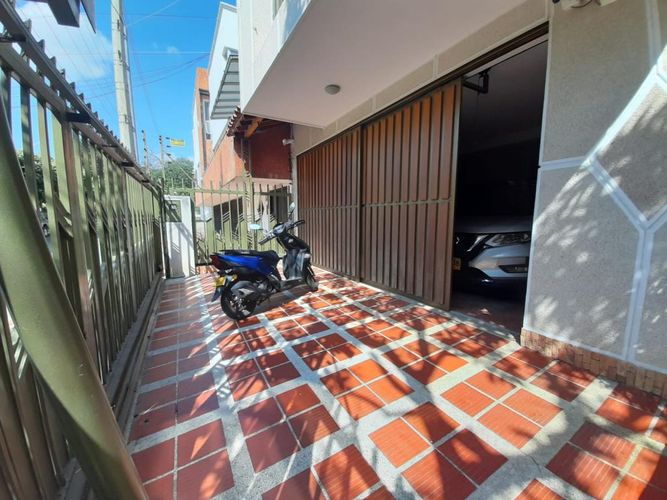 Casa de 6 alcobas en venta en La Riviera, Cúcuta, 300 m² · foto 3 de 24