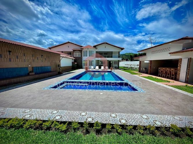 Casa de 5 alcobas en venta en Guarne, 1300 m² · foto 2 de 24