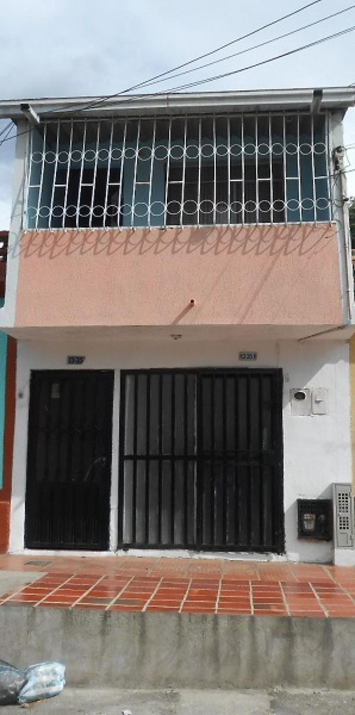 Casa de 6 alcobas en venta en Loma De Bolivar, Cúcuta, 250 m² · foto 2 de 3