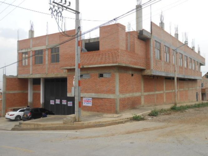 Bodega en venta en La Riviera, Cúcuta, 1700 m² · foto 2 de 11