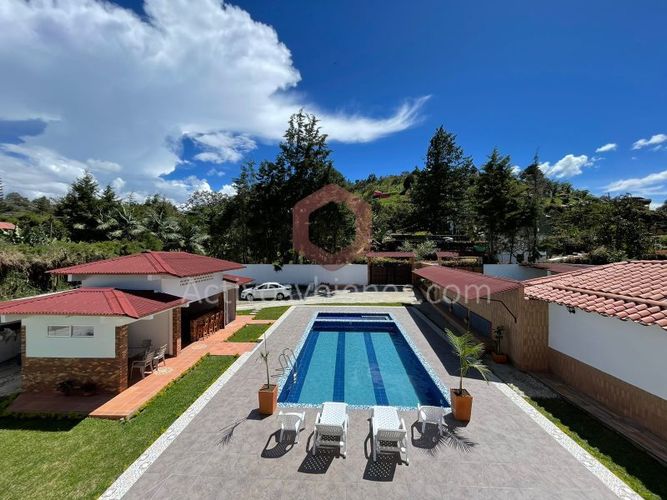 Casa de 5 alcobas en arriendo en Guarne, 1300 m² · foto 4 de 24