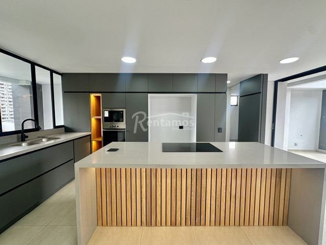 Apartamento de 3 alcobas en venta en El Tesoro, Medellín, 230 m² · foto 2 de 21