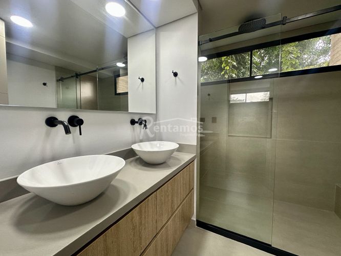 Apartamento de 3 alcobas en venta en El Tesoro, Medellín, 230 m² · foto 5 de 21