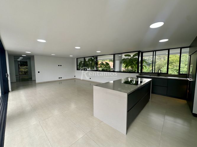 Apartamento de 3 alcobas en venta en El Tesoro, Medellín, 230 m² · foto 7 de 21