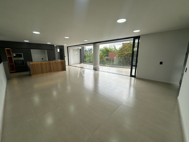 Apartamento de 3 alcobas en venta en El Tesoro, Medellín, 230 m² · foto 9 de 21