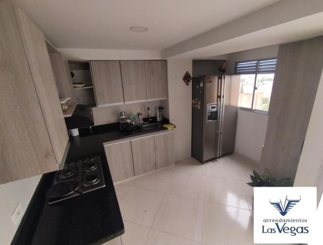 Apartamento de 3 alcobas en venta en Belén Rosales, Medellín, 210 m² · foto 3 de 11