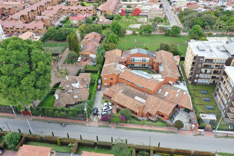 Casa de 20 alcobas en venta en Los Cedros, Chía · foto 2 de 24