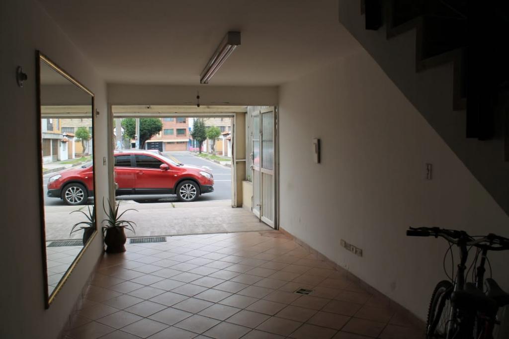 Casa en venta en Santa Maria Del Lago, Bogotá · foto 2 de 24