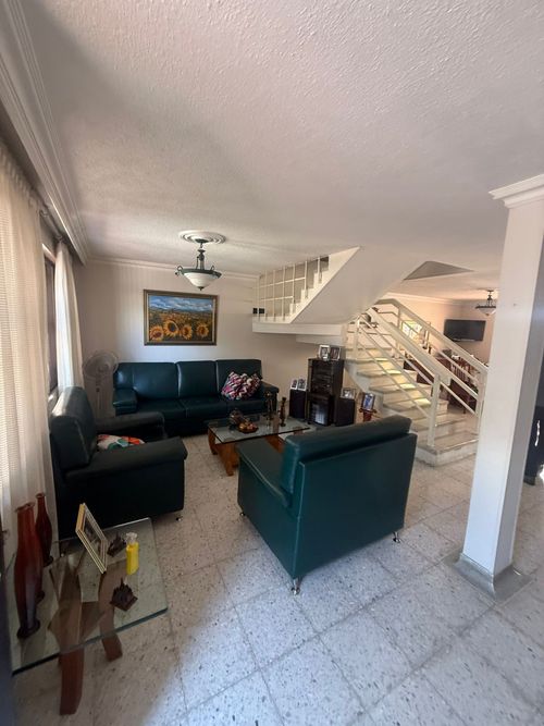 Casa de 6 alcobas en venta en La Ceiba, Bucaramanga, 230 m² · foto 3 de 24