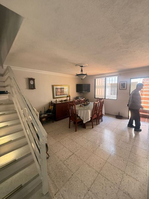 Casa de 6 alcobas en venta en La Ceiba, Bucaramanga, 230 m² · foto 4 de 24