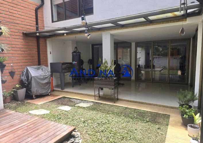 Casa de 3 alcobas en venta en Loma De Los Bernal, Medellín, 190 m² · foto 2 de 20