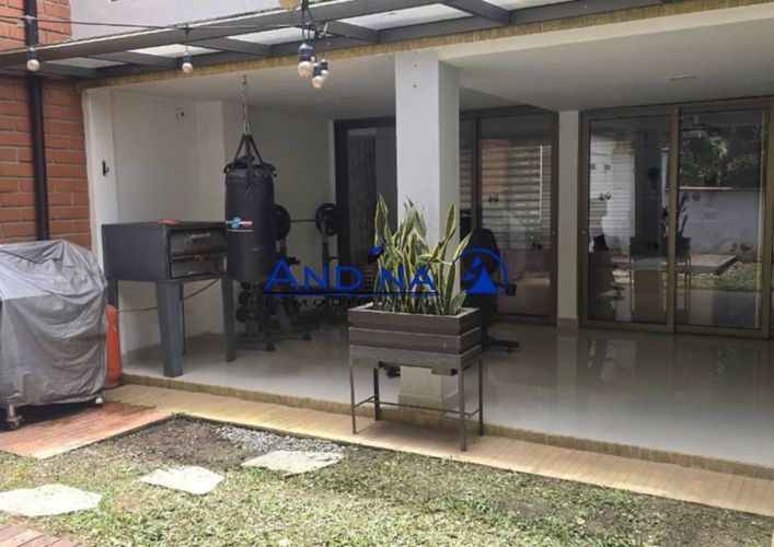 Casa de 3 alcobas en venta en Loma De Los Bernal, Medellín, 190 m² · foto 3 de 20
