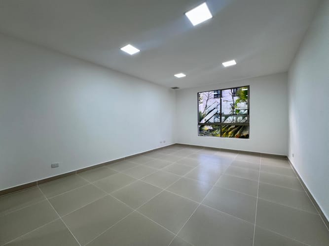 Oficina en arriendo en El Poblado, Medellín, 37 m² · foto 2 de 8
