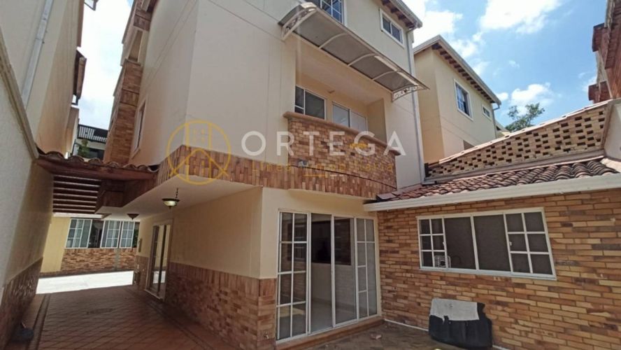 Casa de 4 alcobas en venta en Anillo Vial, Floridablanca, 234 m² · foto 11 de 24