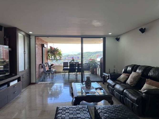 Apartamento de 3 alcobas en venta en El Poblado, Medellín, 212 m² · foto 1 de 20