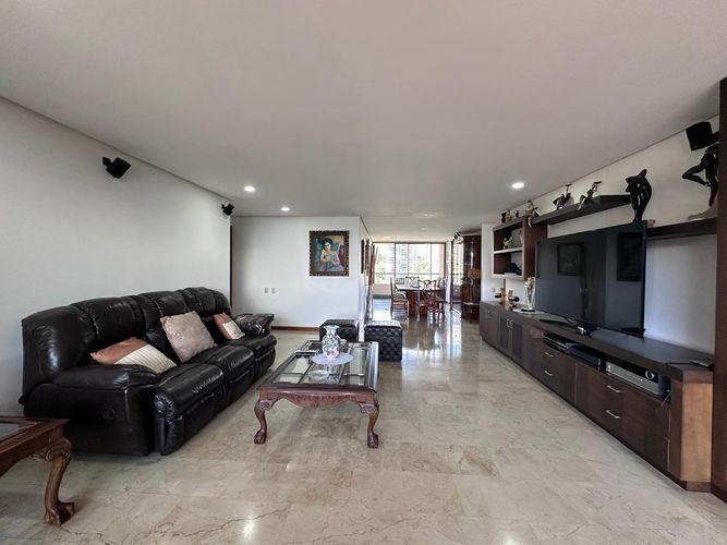 Apartamento de 3 alcobas en venta en El Poblado, Medellín, 212 m² · foto 4 de 20