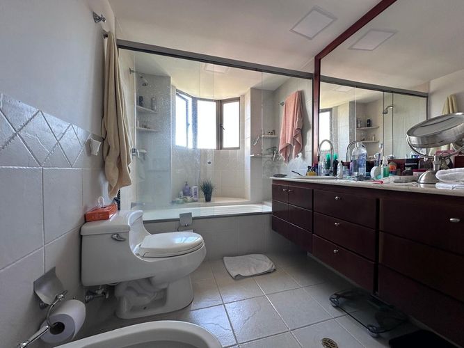 Apartamento de 3 alcobas en venta en El Poblado, Medellín, 212 m² · foto 18 de 20