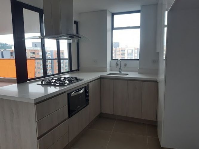 Apartamento de 3 alcobas en arriendo en Loma Del Escobero, Envigado, 147 m² · foto 16 de 17