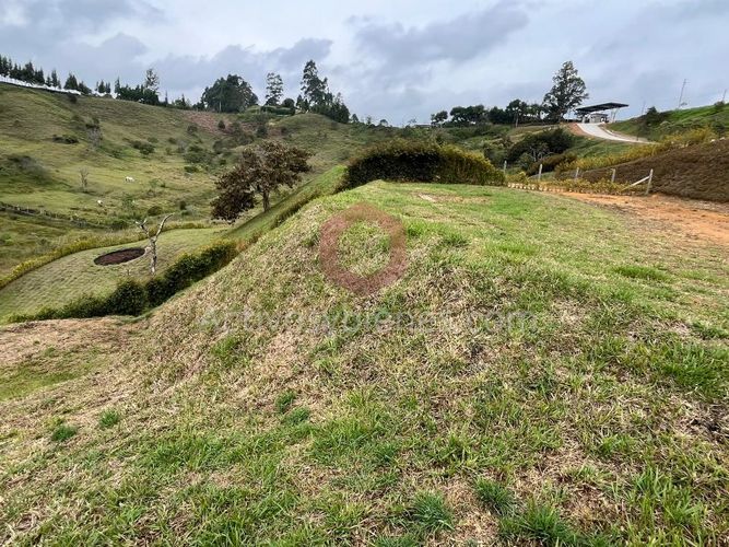 Lote en venta en Centro, Rionegro, 2128 m² · foto 3 de 9