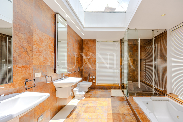 Casa de 5 alcobas en venta en Santa Barbara Alta, Bogotá, 905 m² · foto 9 de 20