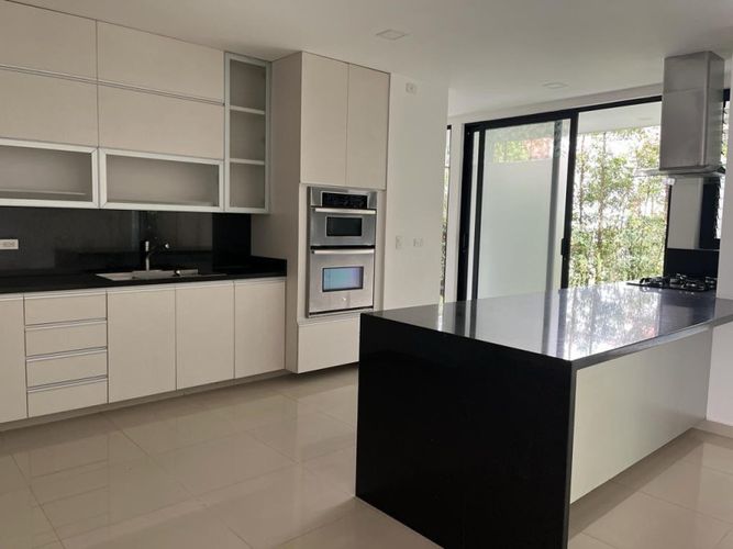 Casa de 5 alcobas en venta en Altos Del Poblado, Medellín, 400 m² · foto 2 de 17