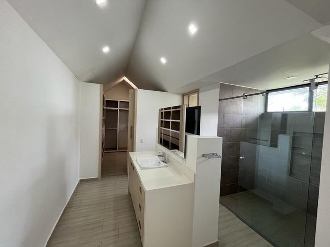 Casa de 5 alcobas en venta en Altos Del Poblado, Medellín, 400 m² · foto 5 de 17