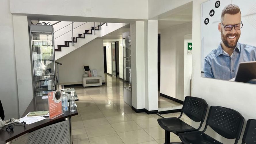Casa de 5 alcobas en venta en La Aguacatala, Medellín, 337 m² · foto 3 de 24