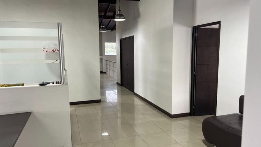 Casa de 5 alcobas en venta en La Aguacatala, Medellín, 337 m² · foto 18 de 24