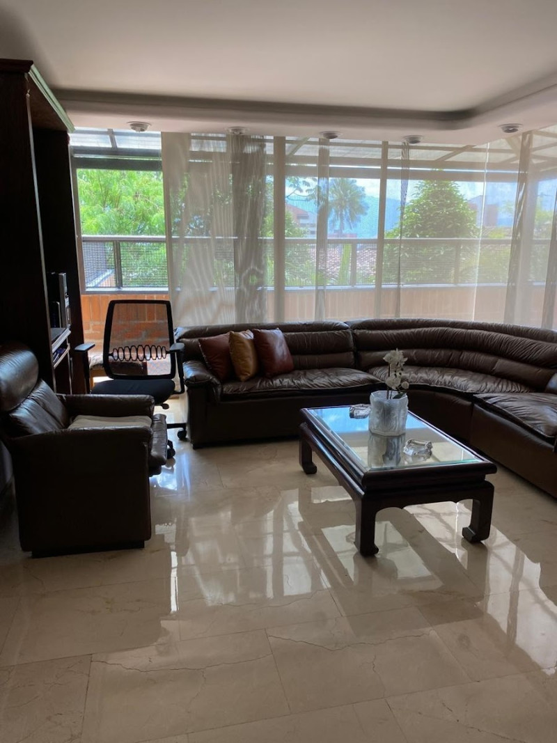 Apartamento en venta en El Poblado, Medellín · foto 2 de 24