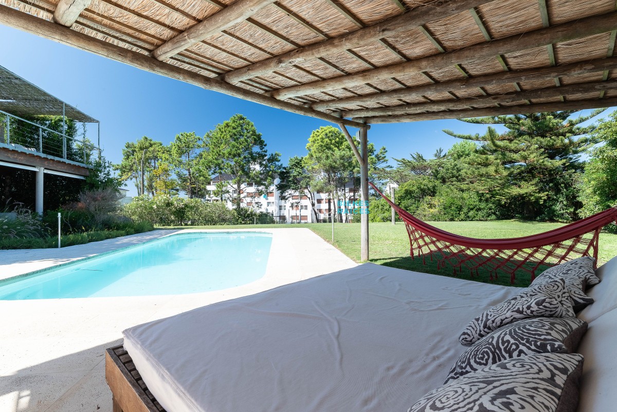 Venta de Casa con Vista al Mar + Apartamento Independiente en Pinares, Punta del Este