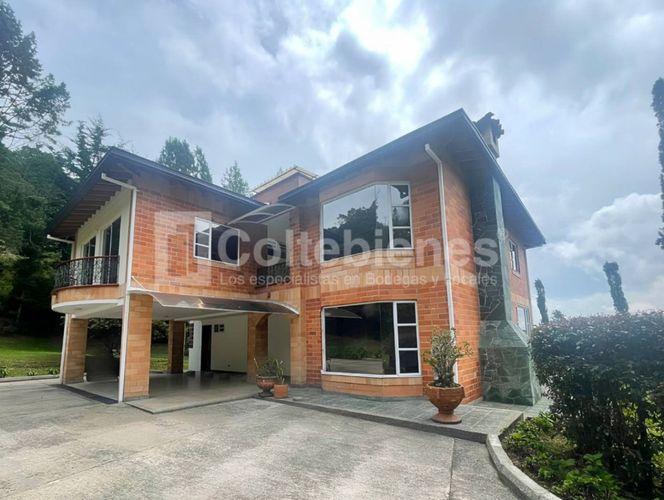 Casa de 6 alcobas en venta en Loma Del Escobero, Envigado, 1450 m² · foto 2 de 24