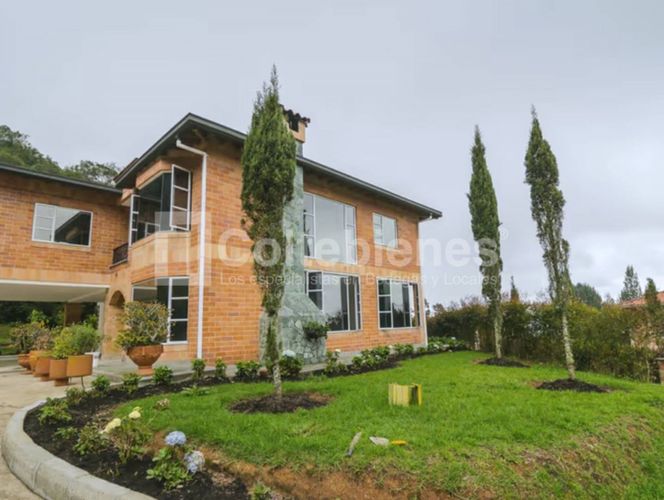 Casa de 6 alcobas en venta en Loma Del Escobero, Envigado, 1450 m² · foto 3 de 24