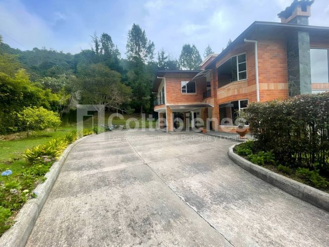 Casa de 6 alcobas en venta en Loma Del Escobero, Envigado, 1450 m² · foto 4 de 24