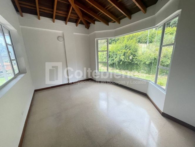 Casa de 6 alcobas en venta en Loma Del Escobero, Envigado, 1450 m² · foto 18 de 24