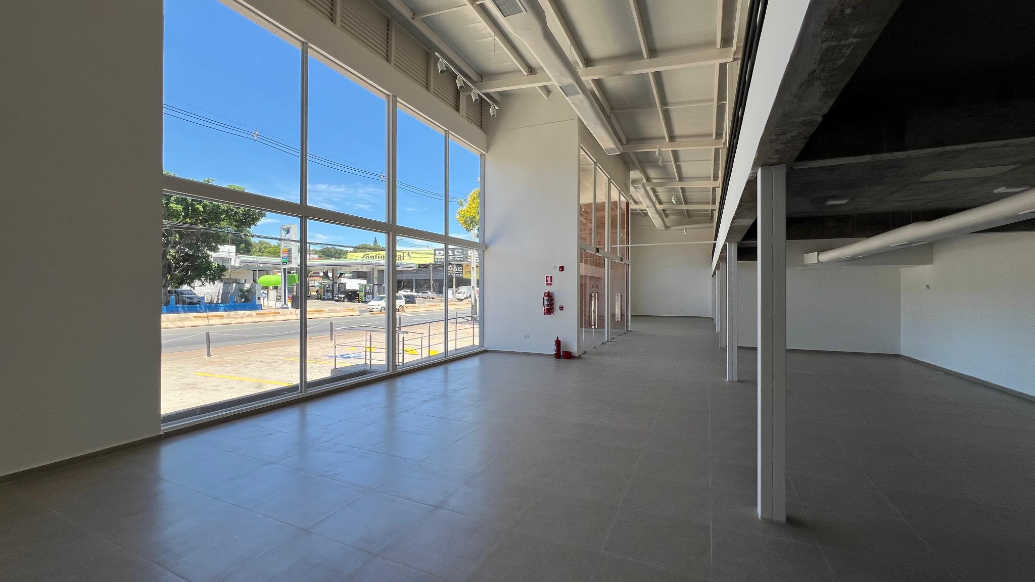 ALQUILO SHOWROOM Y OFICINAS DE 435 M2 SOBRE LA AVDA. MARISCAL ESTIGARRIBIA — foto 2