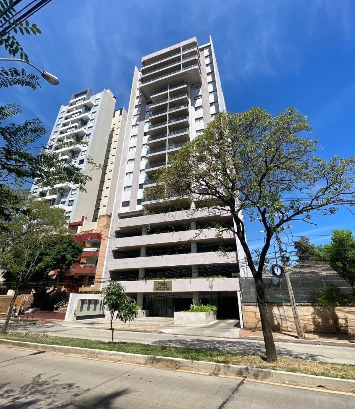 Alquilo hermoso y amplio departamento de 1 Dormitorio en edificio Torre augusta sobre molas lopez.