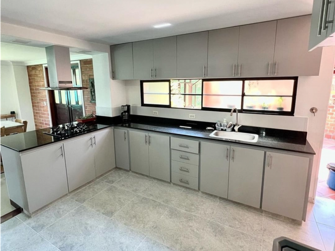 Casa de 4 alcobas en venta en Las Lomitas, Sabaneta, 295 m² · foto 2 de 16