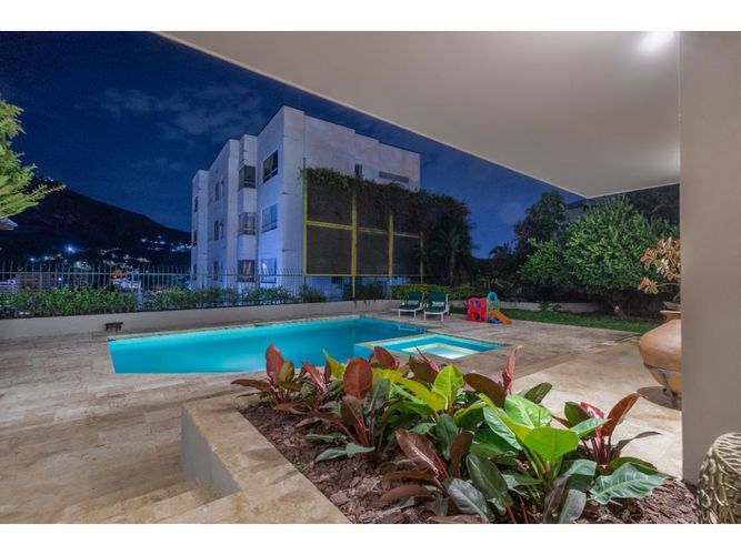 Casa de 7 alcobas en venta en Granada, Cali, 672 m² · foto 2 de 24