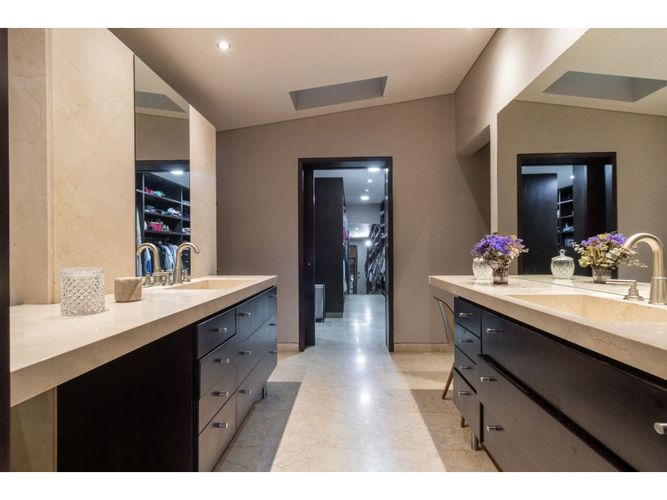Casa de 7 alcobas en venta en Granada, Cali, 672 m² · foto 6 de 24