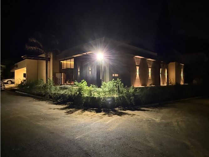 Casa de 5 alcobas en venta en La Castellana, Cali, 1070 m² · foto 2 de 12