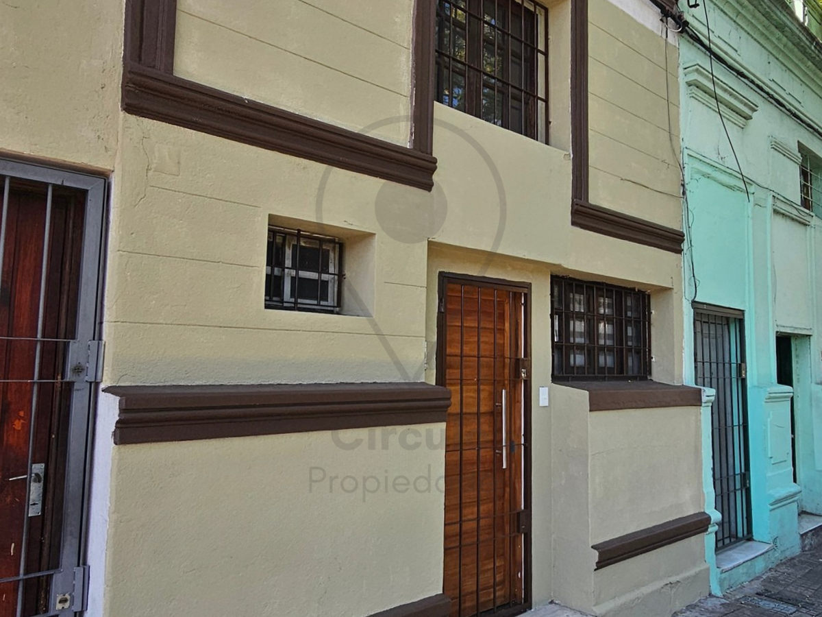 Apartamento Tipo Casa. Independiente, Con Parrillero, Sin Gastos Comunes.