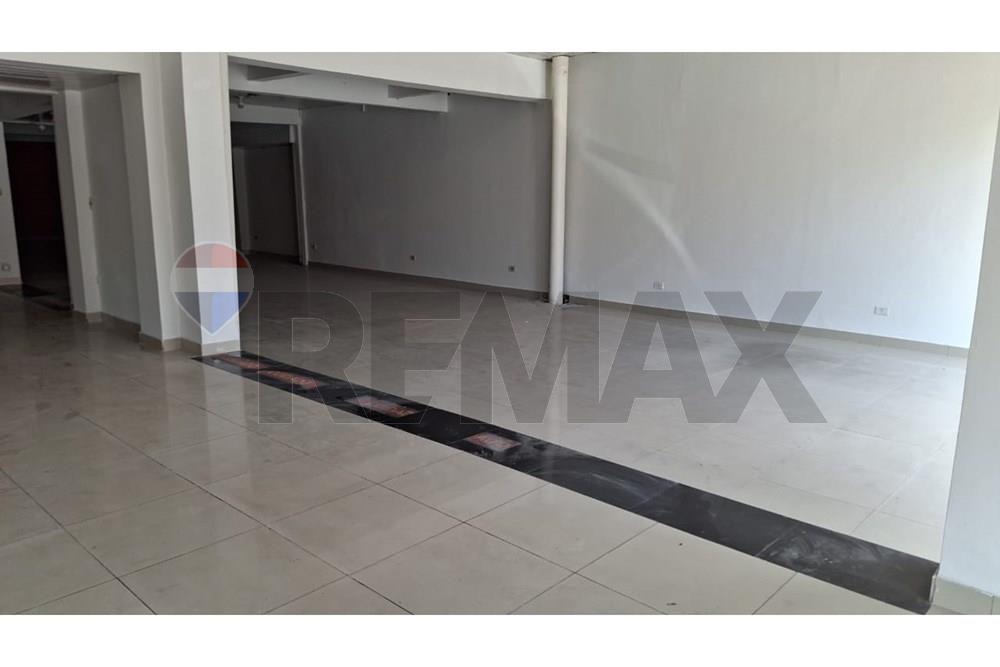 Local Comercial en Venta Avda. E. Ayala — foto 2