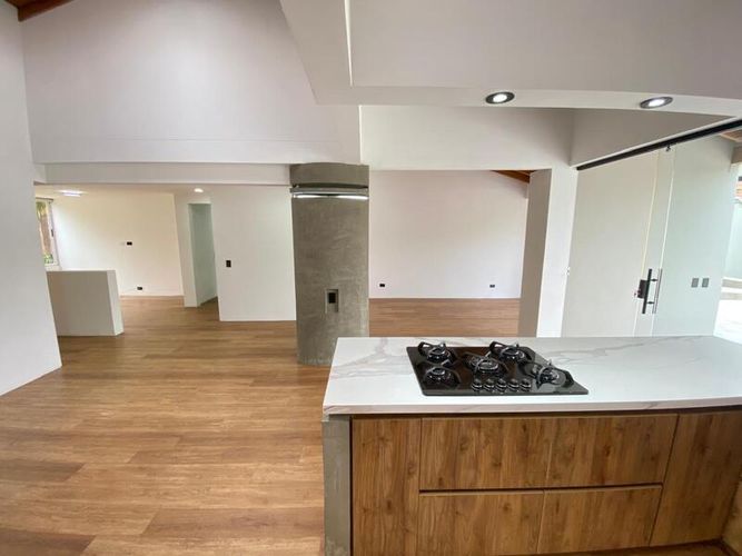 Casa de 5 alcobas en arriendo en Loma Benedictinos, Envigado, 336 m² · foto 2 de 24